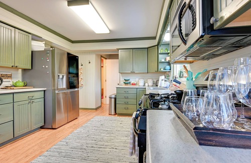 Hartland Cottage | Lakefront Hartland Cottage w/Patio & Fire Pits!