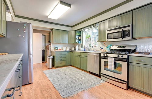 Hartland Cottage | Lakefront Hartland Cottage w/Patio & Fire Pits!