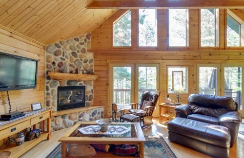Hazelhurst House | Lakefront Hazelhurst Cabin Dock and Pool Table