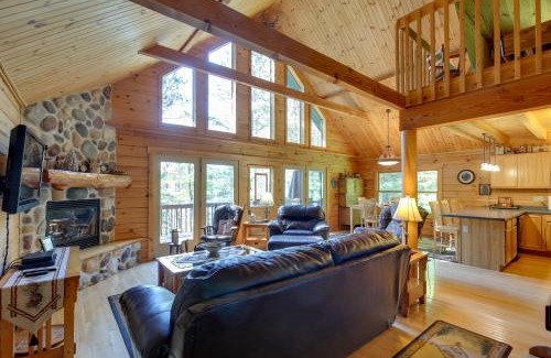 Hazelhurst House | Lakefront Hazelhurst Cabin Dock and Pool Table