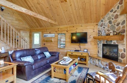 Hazelhurst House | Lakefront Hazelhurst Cabin Dock and Pool Table