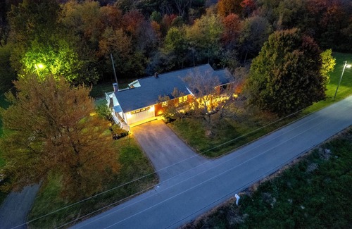 Williamstown House | Lakefront + Hiking Trail + Huge Family Friendly House + near Ark Encounter