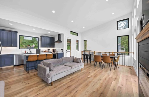 Williamstown House | Lakefront Home with Dock - Hot tub - 7 miles to Ark