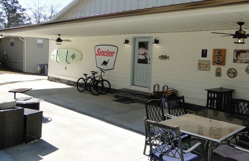 Eatonton House | Lakefront Home with Pool on Lake Sinclair Perfect for Large Groups