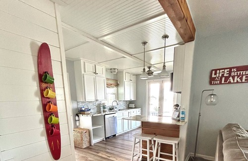 Montverde Cottage | LAKEFRONT - kayak, fish, paddleboard, canoe, HOT TUB, golf -near Orlando