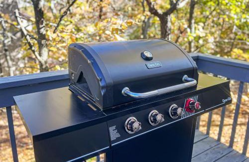 East Stroudsburg House | Lakefront Kayaks, HotTub FirePit Sauna Pool