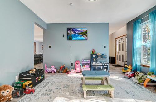 East Stroudsburg House | Lakefront Kayaks, HotTub FirePit Sauna Pool