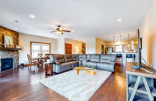 Andersonville Condo | Lakefront Living w/Free Attraction Tickets, Gas Fireplace, Deck, & Boat Slip