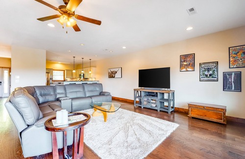 Andersonville Condo | Lakefront Living w/Free Attraction Tickets, Gas Fireplace, Deck, & Boat Slip