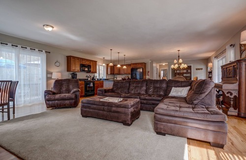 West Alton House | Lakefront Lodge sleeps 18 comfortably