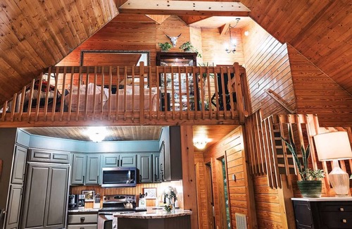 Huntcliff Cabin | Lakefront log cabin