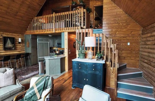 Huntcliff Cabin | Lakefront log cabin