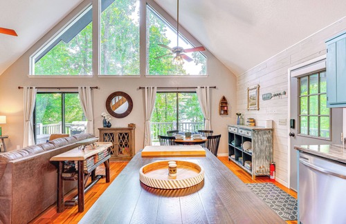 Unaka Cabin | Lakefront Murphy Getaway w/Deck, Dock & Kayaks!