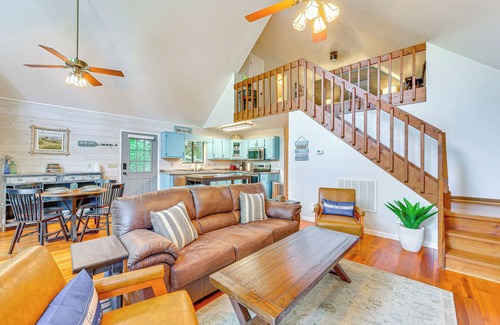 Unaka Cabin | Lakefront Murphy Getaway w/Deck, Dock & Kayaks!