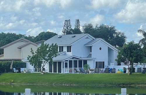 Davie House | LakeFront - Near Hard Rock Casino w private pool