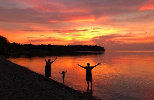 Sodus House | Lakefront Oak Cottage Hot Tub & Fire Pit