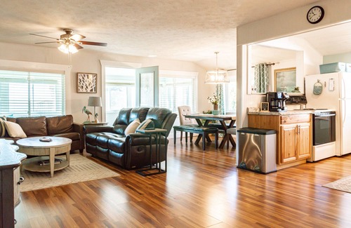 Brooklyn House | *Lakefront* Open Concept Gem