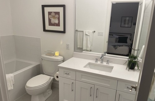 Westbank Condo | Lakefront Pool, hot tub, fitness rm 2bd OPEN Fri Aug 31- Fri Sept 6