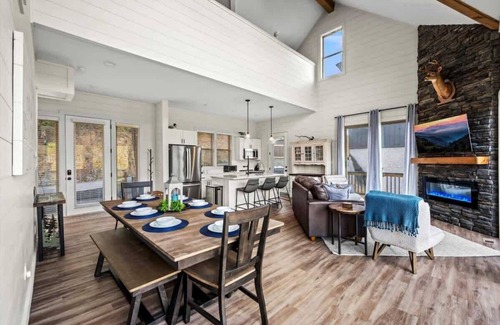 Sevierville Cabin | Lakefront! Private Pool/Hot Tub/Theatre Room