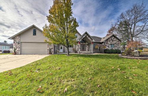 Gladwin House | Lakefront Retreat on 18 Acres with Hot Tub!