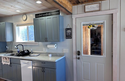 Iron River House | Lakefront Retreat on Twin Bear Lake – Sleeps 10 ~ Perfect for Families!