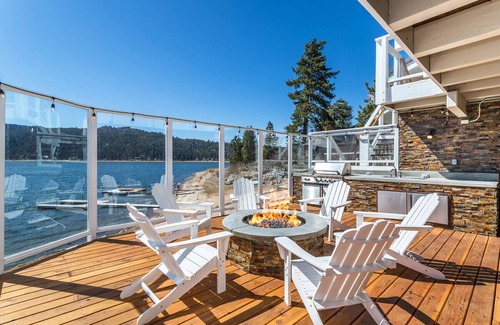 Patton House | Lakefront Retreat: Mountains, Hot Tub, Dock, Kayaks. Breathtaking Sunset Getaway