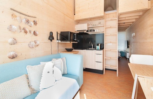 Ouddorp Cottage | Lakefront Retreat w/Hammock