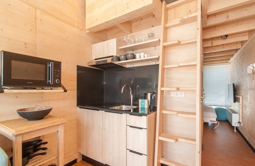 Ouddorp Cottage | Lakefront Retreat w/Hammock