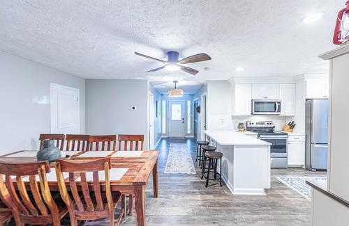 Lake Oconee House | Lakefront retreat with private dock & bunk room – perfect for families