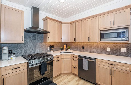 Mecosta Cottage | Lakefront | Sauna, Kayaks, Fire Pit, & Huge Deck