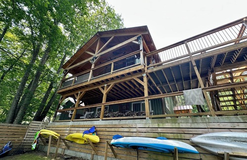 Northville House | LAKEFRONT! Sleeps 15, Pet-friendly, Charming Chic Home