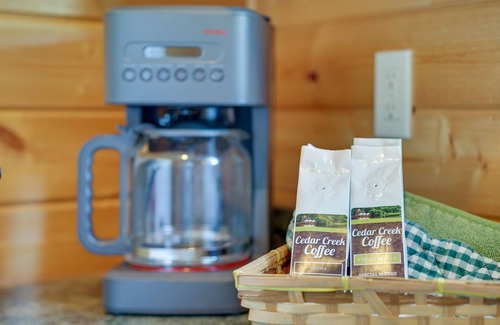 Columbia Cabin | Lakefront Vacation Rental w/Patio & Grill!