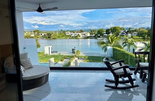 Girardot Cottage | Lakefront villa with private Dook, Piscina & Jacuzzi