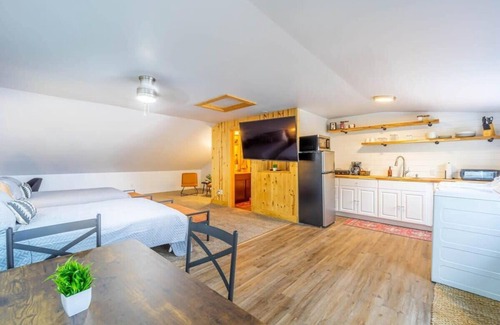 Mayfield Apartment | Lakefront with balcony and beach access