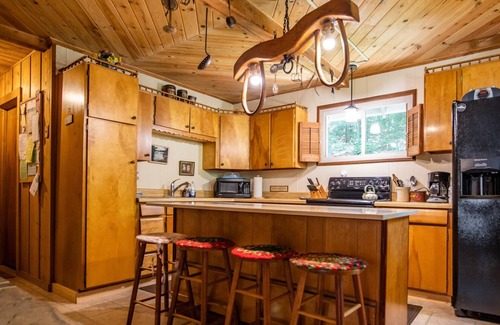 Laporte Cottage | Lakefront wooden "Heritage House Cottage" in Lake Mokoma
