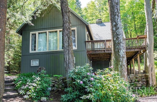 Laporte Cottage | Lakefront wooden "Heritage House Cottage" in Lake Mokoma