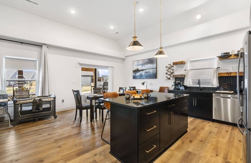 Hollister House | Lakehouse Close to Branson Free Tickets Modern Kitchen High End Furnishings