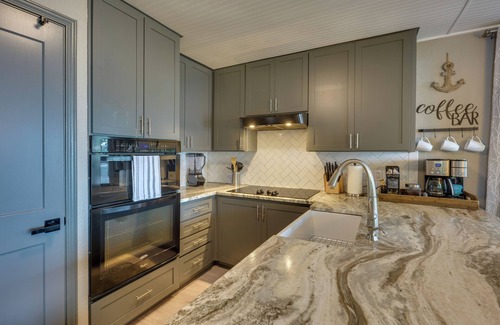 West Livingston House | Lakehouse: Hot Tub, Waterslide, Game Room & Kayaks