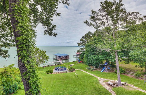 West Livingston House | Lakehouse: Hot Tub, Waterslide, Game Room & Kayaks