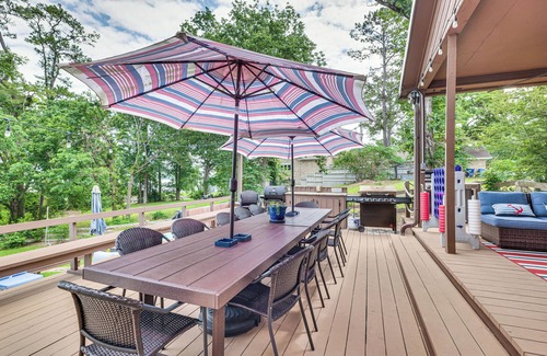 West Livingston House | Lakehouse: Hot Tub, Waterslide, Game Room & Kayaks