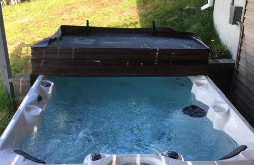 Christmas House | Lakehouse near Pictured Rocks, with Hot Tub, walking distance to Casino & Bars!