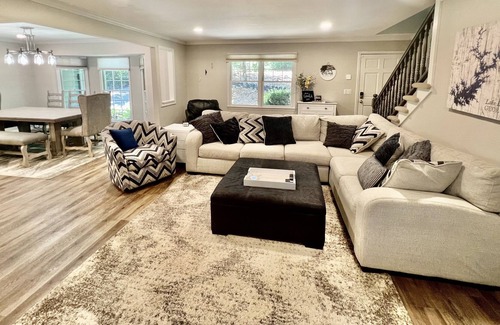 Gainesville House | Lakehouse Retreat- Lake access, dock, hot tub, firepit, newly renovated kitchen