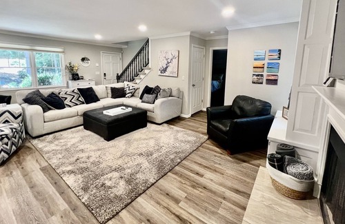 Gainesville House | Lakehouse Retreat- Lake access, dock, hot tub, firepit, newly renovated kitchen