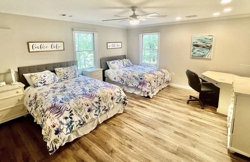 Gainesville House | Lakehouse Retreat- Lake access, dock, hot tub, firepit, newly renovated kitchen