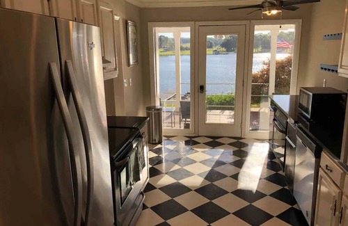 Talladega House | Lakehouse with swimming pool