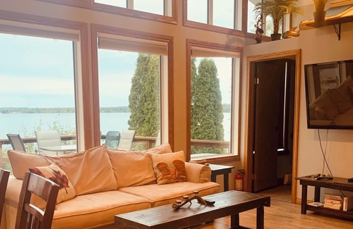 Lac du Bonnet Cabin | LakeLuxuryLiving lakefront rental Lacdubonnet,Mb,Canada