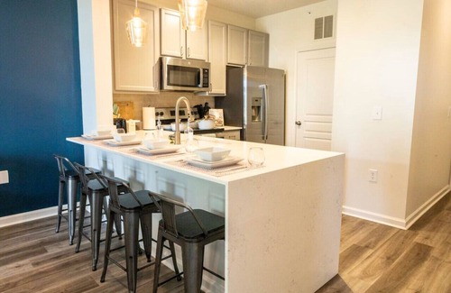 Cary House | Lakeshore Elegance min from PNC