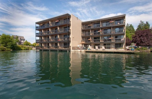 Lakewood Hotel | Lakeshore Inn
