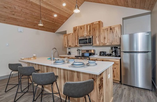 Homer Condo | Lakeshore Lodging Luxury Suites