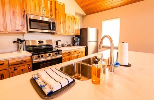 Homer Condo | Lakeshore Lodging Luxury Suites